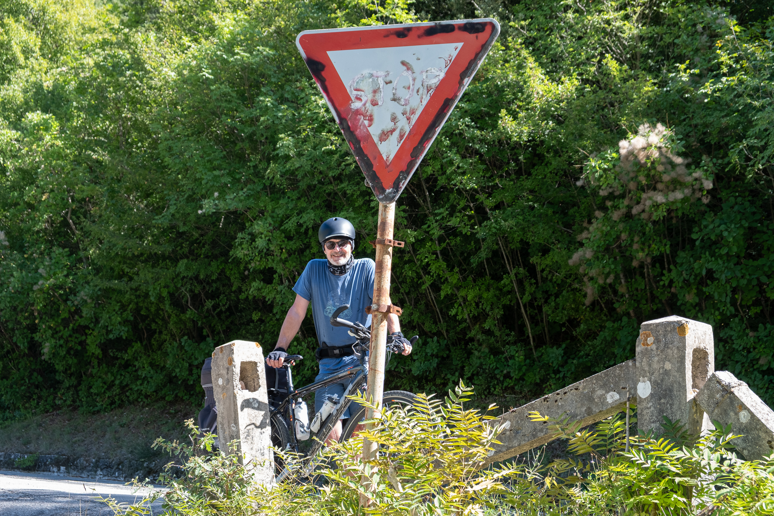 STOP statt Vorrang – übermaltes Schild an der alten Brücke